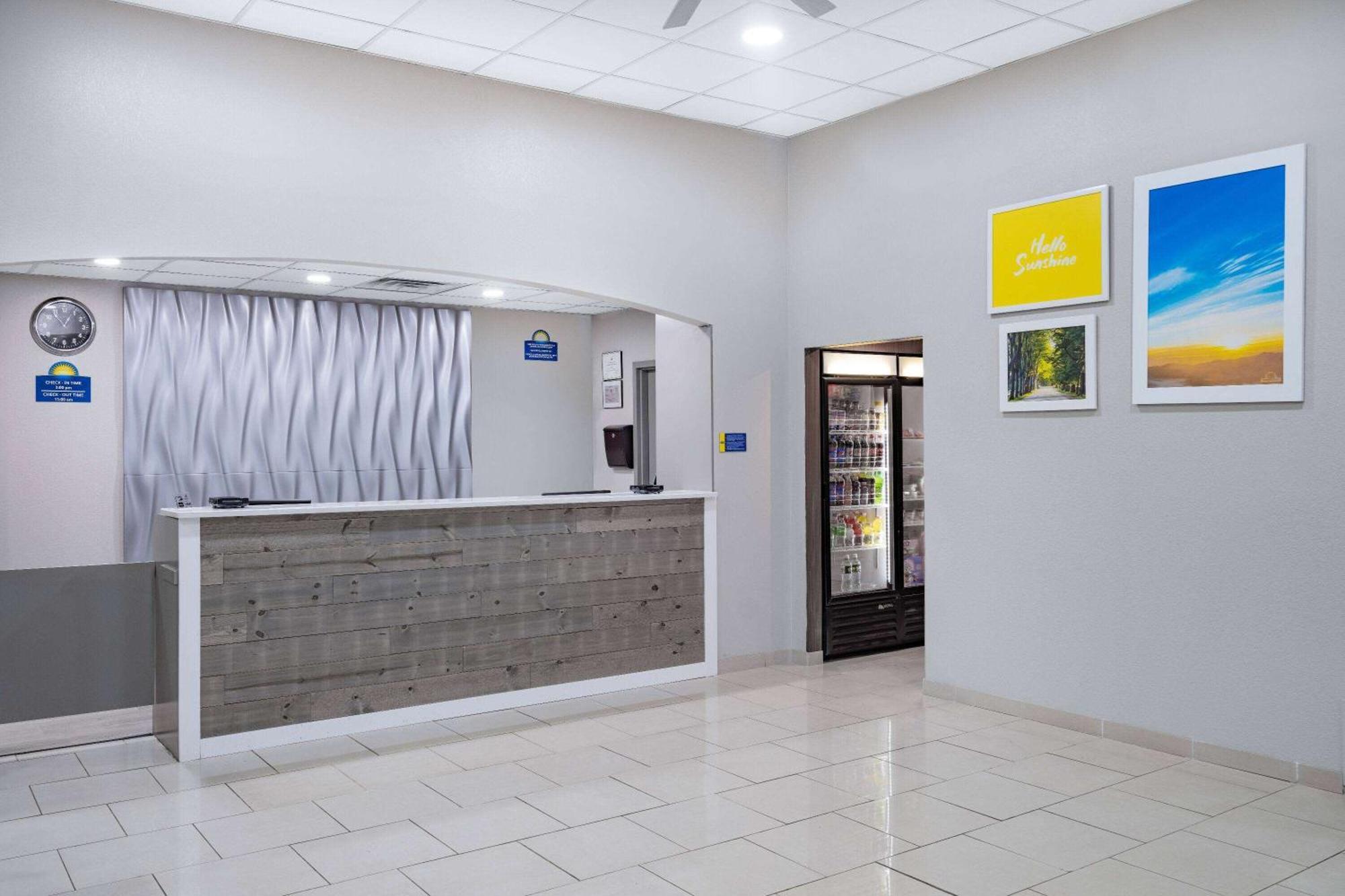 Days Inn & Suites By Wyndham Niagara Falls/Buffalo Экстерьер фото