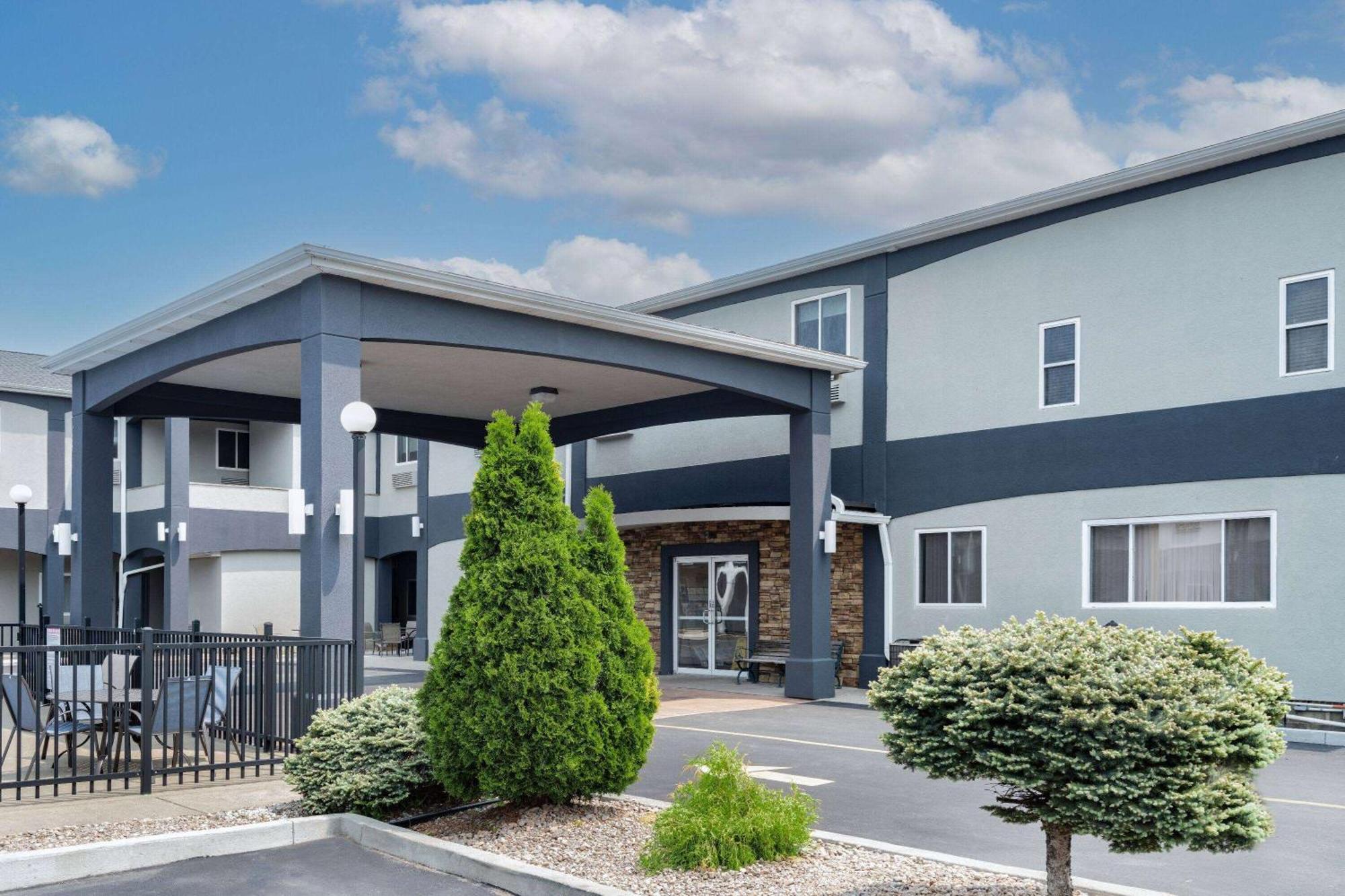 Days Inn & Suites By Wyndham Niagara Falls/Buffalo Экстерьер фото